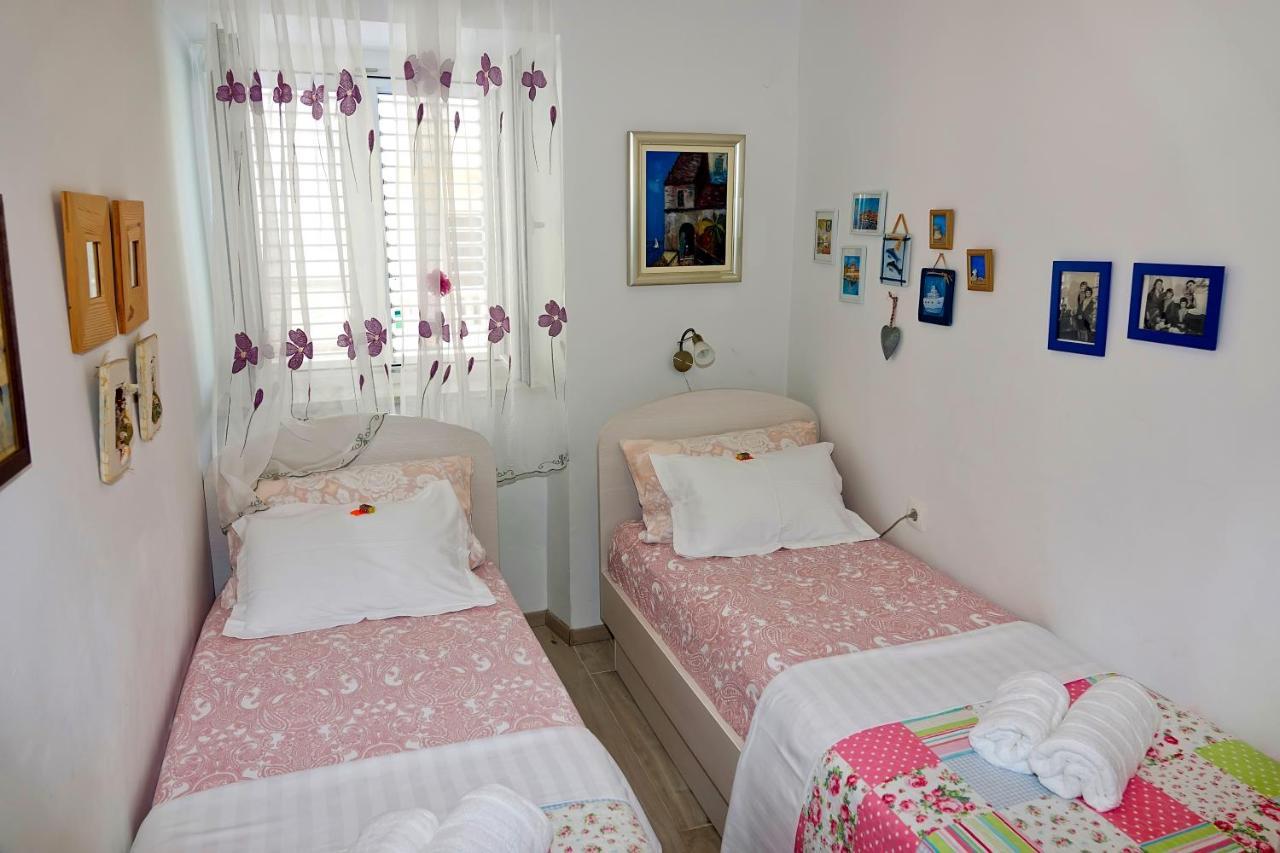 מאקרסקה Two-Bedroom Apartment In The Centre מראה חיצוני תמונה